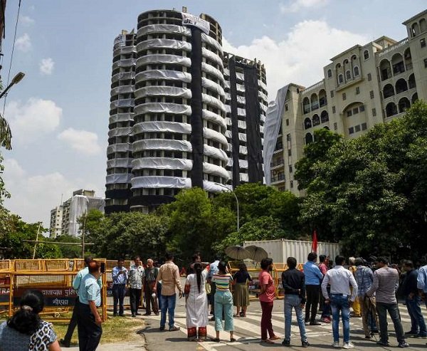 Supertech Twin Towers {Noida} Biggest Tower Demolished By Govt. Official !